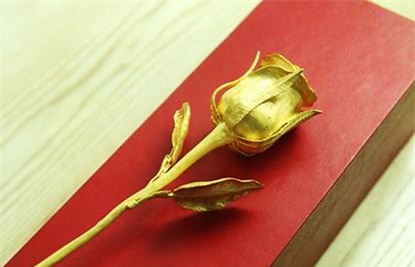 Một bông hồng vàng 24k nguyên khối