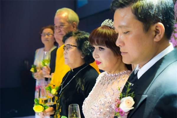 mr-dam-lan-dau-xuat-hien-cung-me-sau-cong-khai-me-no-nan-hang-chuc-ty-8