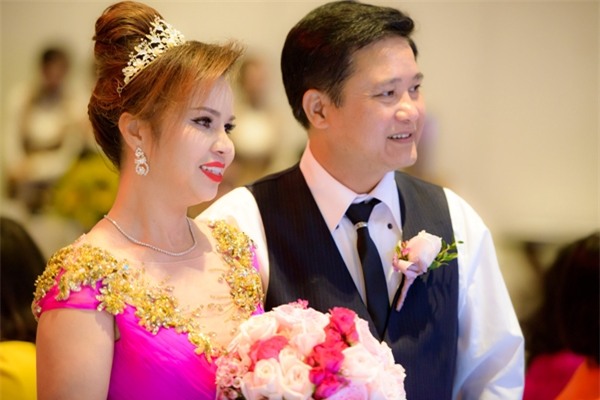 mr-dam-lan-dau-xuat-hien-cung-me-sau-khi-cong-khai-me-no-nan-hang-chuc-ty-9