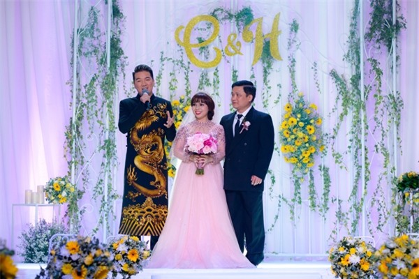 mr-dam-lan-dau-xuat-hien-cung-me-sau-khi-cong-khai-me-no-nan-hang-chuc-ty-2