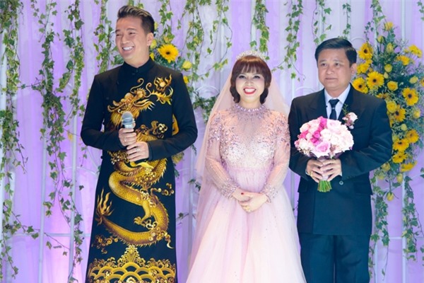 mr-dam-lan-dau-xuat-hien-cung-me-sau-khi-cong-khai-me-no-nan-hang-chuc-ty-3