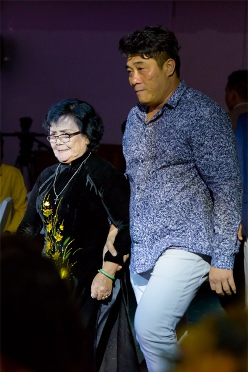 mr-dam-lan-dau-xuat-hien-cung-me-sau-khi-cong-khai-me-no-nan-hang-chuc-ty-4