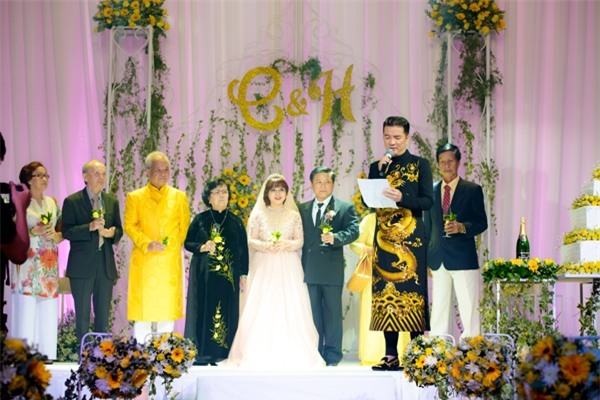 mr-dam-lan-dau-xuat-hien-cung-me-sau-khi-cong-khai-me-no-nan-hang-chuc-ty-6