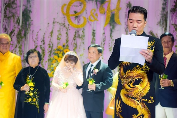 mr-dam-lan-dau-xuat-hien-cung-me-sau-cong-khai-me-no-nan-hang-chuc-ty-7