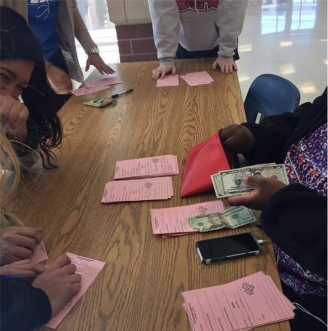 Trường cấp 3 ở Mỹ phát thiệp cho học sinh tỏ tình