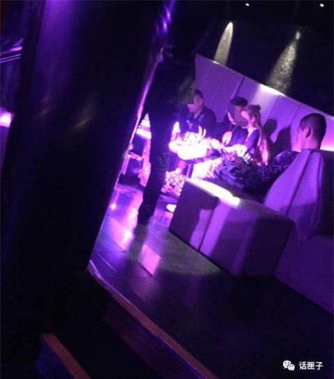 Bố choáng váng khi phát hiện con gái 14 tuổi ăn mặc thiếu vải làm tiếp viên trong quán bar - Ảnh 2.