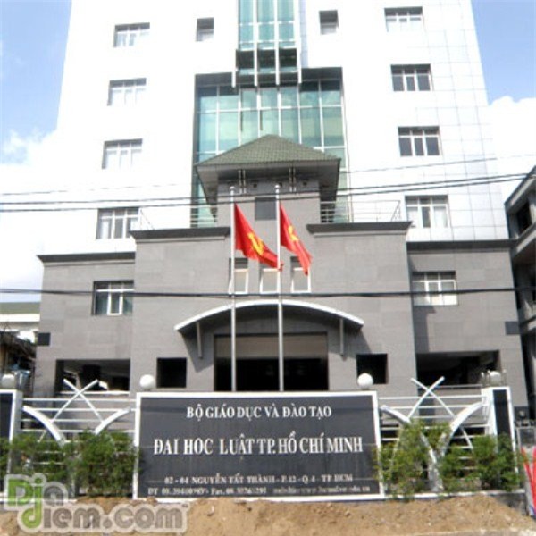 Photo 8 cuốn giáo trình: Đình chỉ học một năm là quá nặng?