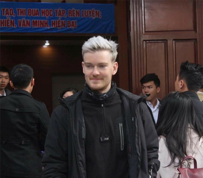 Thầy giáo bất ngờ nổi tiếng vì giống David Beckham - Ảnh 1.