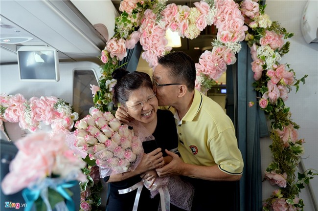Doanh nhan dat chuyen bay don Valentine ve TP.HCM hinh anh 5