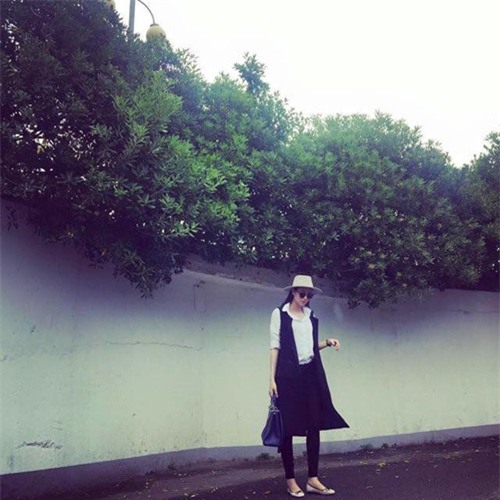 chi voi ao so mi trang ma pham huong mac du kieu van khong the che duoc - 3