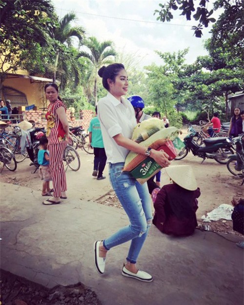 chi voi ao so mi trang ma pham huong mac du kieu van khong the che duoc - 6