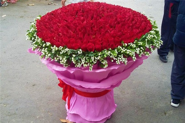 Chàng trai thuê xe chở bó hoa 1000 bông hồng tặng người yêu ngày Valentine