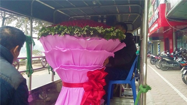 Chàng trai thuê xe chở bó hoa 1000 bông hồng tặng người yêu ngày Valentine