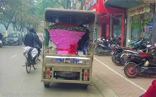 Chàng trai thuê xe chở bó hoa 1000 bông hồng tặng người yêu ngày Valentine