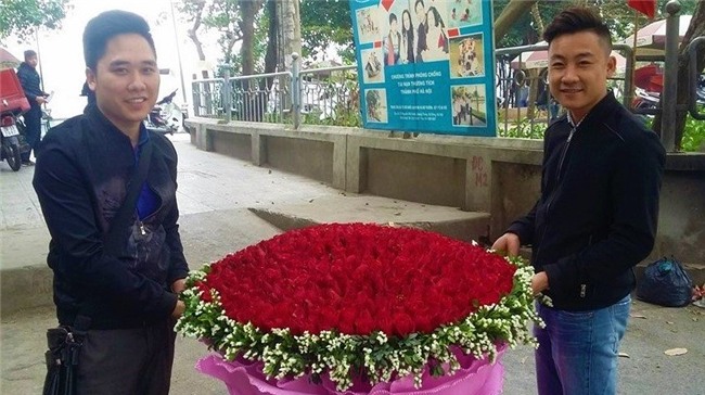 Chàng trai thuê xe chở bó hoa 1000 bông hồng tặng người yêu ngày Valentine