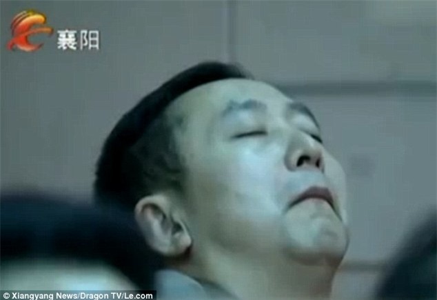 tq: 6 can bo ngu gat giua cuoc hop ban cach bot luoi hinh anh 1