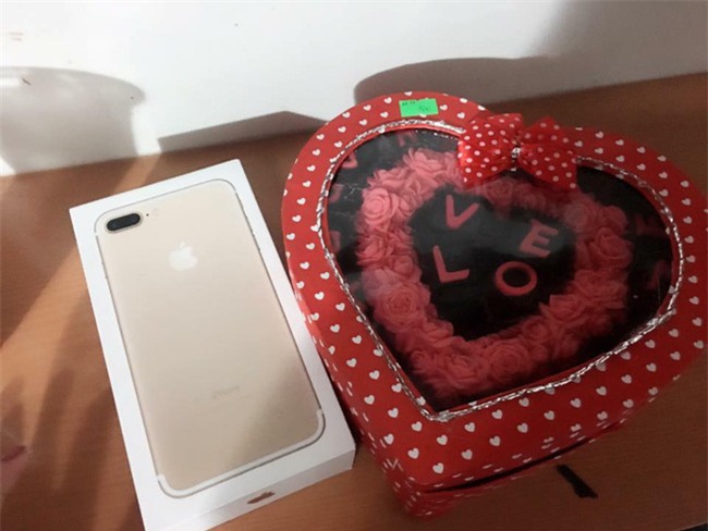 Hỏi thế gian Valentine là chi mà người rộn ràng khoe hoa quà sang chảnh, người chiếc bóng 1 mình bên củ khoai lang - Ảnh 13.