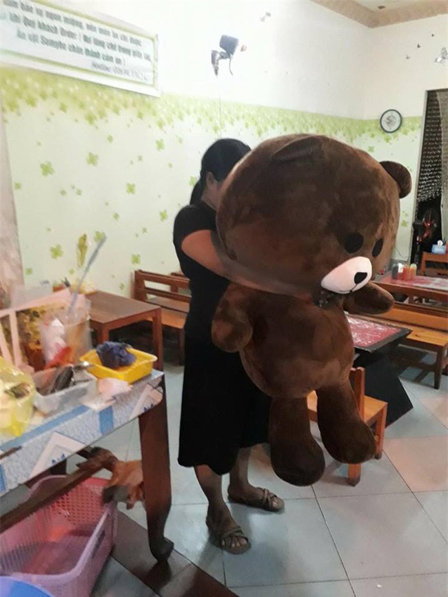 Hỏi thế gian Valentine là chi mà người rộn ràng khoe hoa quà sang chảnh, người chiếc bóng 1 mình bên củ khoai lang - Ảnh 2.