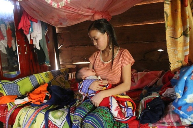 Một tháng trước, Dung sinh con trai đầu lòng khi chưa tròn 16 tuổi