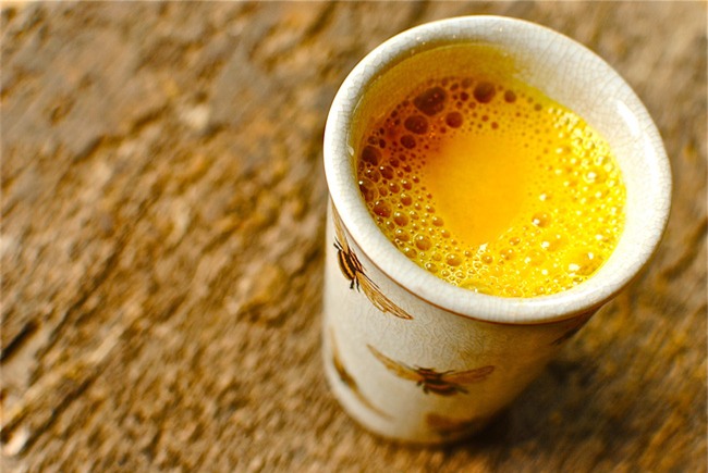 Trộn gừng, nghệ với nước cốt dừa: Công thức không chỉ giúp bạn detox gan ngay khi ngủ mà còn nhiều hơn thế - Ảnh 1.