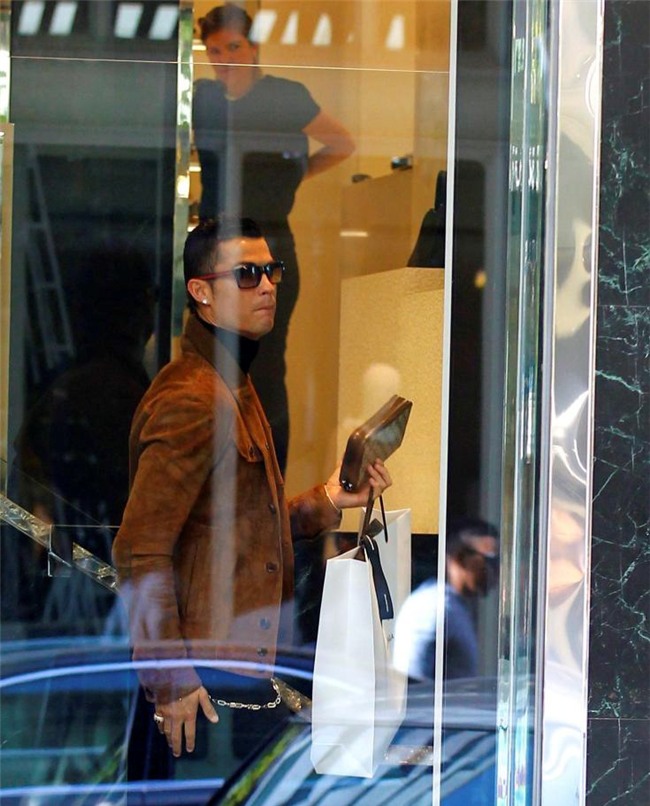 Ronaldo mua qua Valentine tang ban gai hinh anh 2