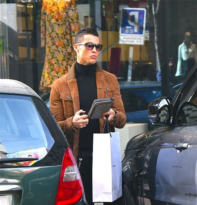 Ronaldo mua qua Valentine tang ban gai hinh anh 4