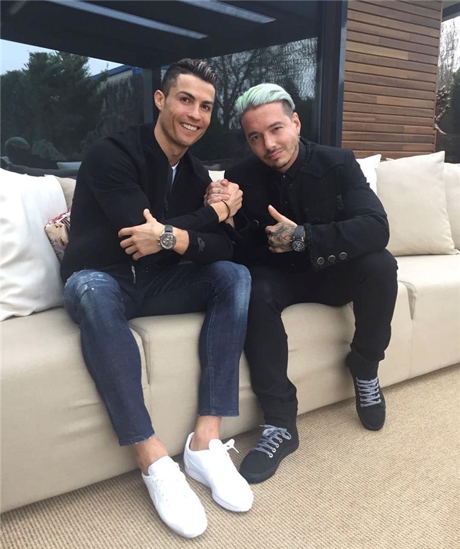 Ronaldo mua qua Valentine tang ban gai hinh anh 8