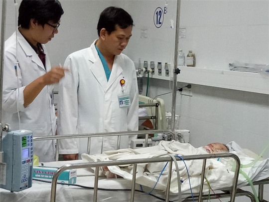 be trai 15 thang roi tu tang 5 chung cu xuong dat nguy kich - 1