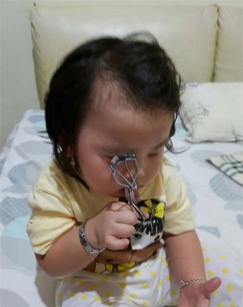 chet cuoi voi nhung hinh anh hai huoc khi de cho cac con tu trang diem - 10