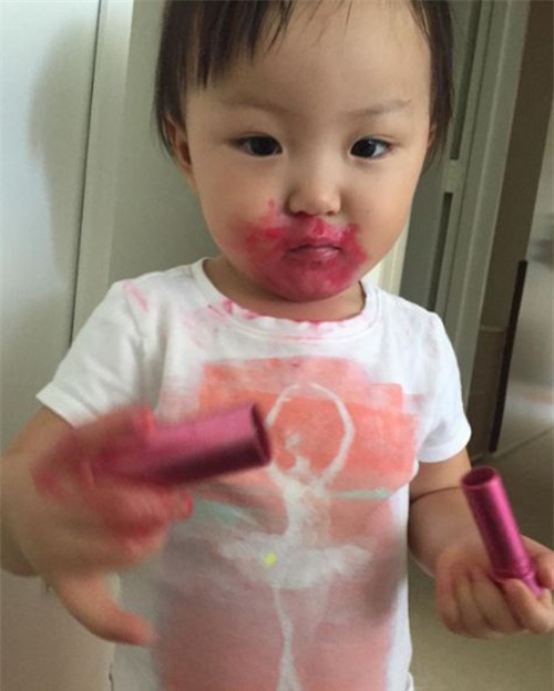 chet cuoi voi nhung hinh anh hai huoc khi de cho cac con tu trang diem - 6