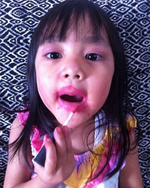 chet cuoi voi nhung hinh anh hai huoc khi de cho cac con tu trang diem - 7