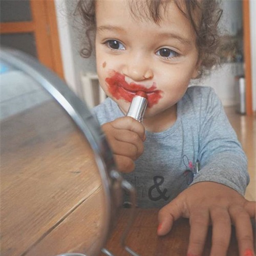 chet cuoi voi nhung hinh anh hai huoc khi de cho cac con tu trang diem - 8