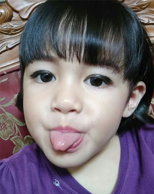 chet cuoi voi nhung hinh anh hai huoc khi de cho cac con tu trang diem - 11