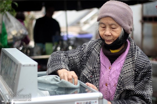 Cụ bà U90 sửa xe máy nhanh hơn thanh niên