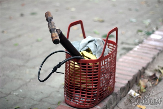 Cụ bà U90 sửa xe máy nhanh hơn thanh niên