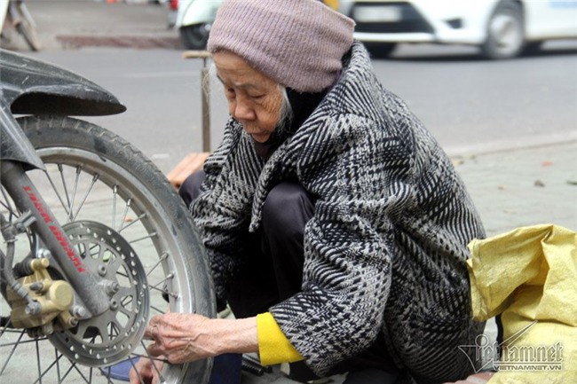 Cụ bà U90 sửa xe máy nhanh hơn thanh niên
