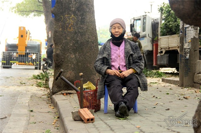 Cụ bà U90 sửa xe máy nhanh hơn thanh niên