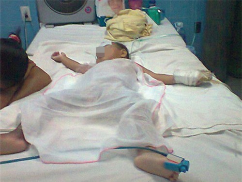 me bat can, be trai 19 thang tuoi tu vong vi nga vao noi chao nong - 1