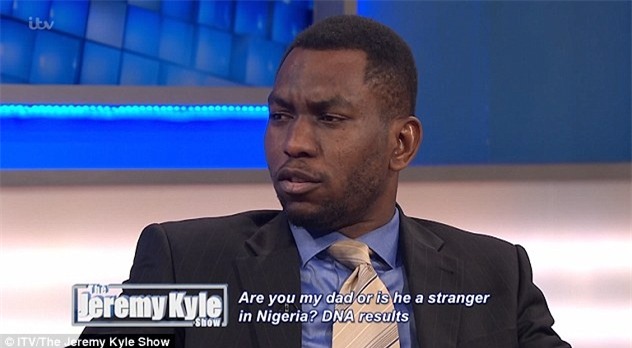 Cha bật khóc trên truyền hình khi biết cậu con trai mình nuôi nấng 32 năm không phải con ruột - Ảnh 3.