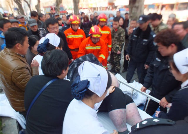 Anh béo nặng 220kg trượt chân ngã, 20 người vật vã suốt 2 tiếng mới nâng được dậy - Ảnh 3.