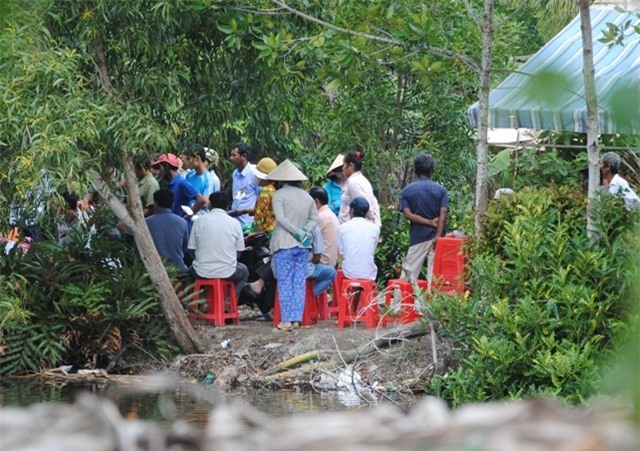 Người dân đến chia buồn với gia đình em K.