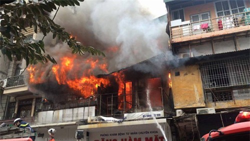 chay lon tren pho co ha noi, 1 nguoi tu vong - 2