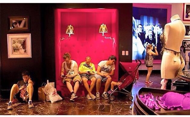 Chồng kiên nhẫn chờ vợ thử váy giảm giá và câu nói khiến anh nghẹn ngào - Ảnh 2.