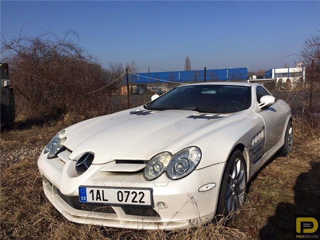 Siêu xe Mercedes SLR McLaren nằm bơ vơ.