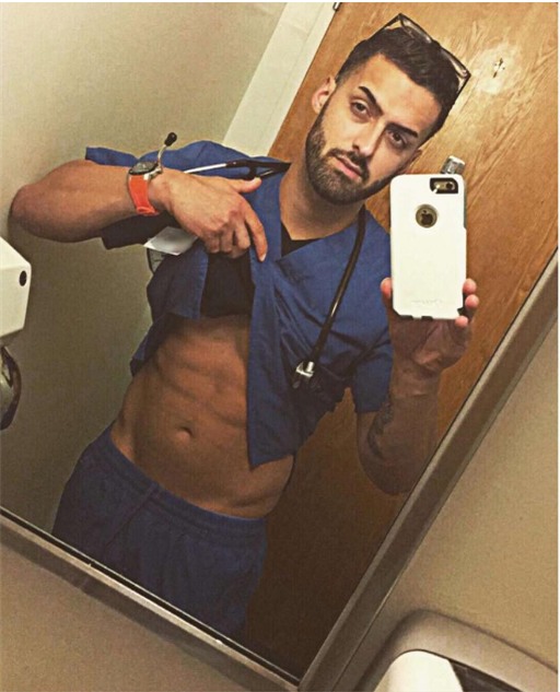 Người mẫu, diễn viên đẹp trai đã là gì; giờ mốt phải là nam bác sĩ, y tá đẹp đến rụng rời - Ảnh 3.