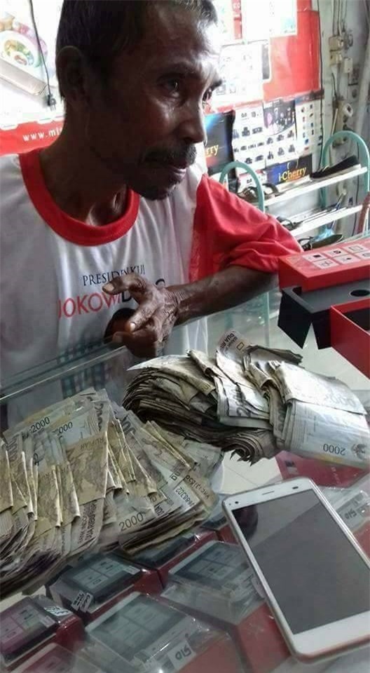 Con gái vờ không biết cha nghèo, đòi mua điện thoại đắt tiền và cái kết - Ảnh 2.