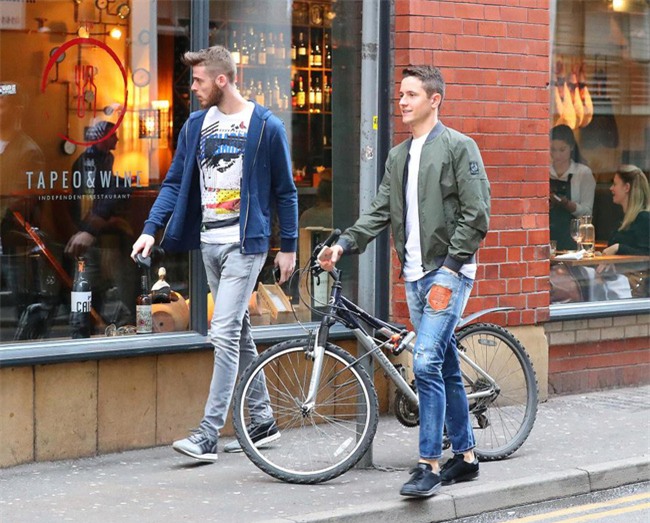 Dàn trai đẹp Man Utd lên đồ thời trang dạo phố - Ảnh 1.