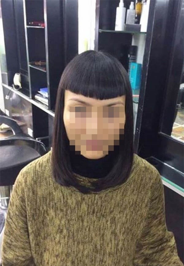 Khi cô ấy vào tiệmlàm tócyêu cầu được uốn cúp đuôivà cắt mái...