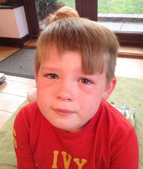 Người ta đã đau khổ lắm rồi còn bắt chụp ảnh.