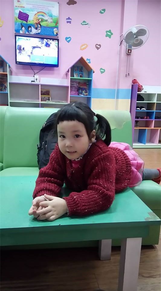 Cô bé tự cắt tóc đấy các mẹ ạ. Trẻ con thì dù tóc có hỏng thì cũng rất đáng yêu.